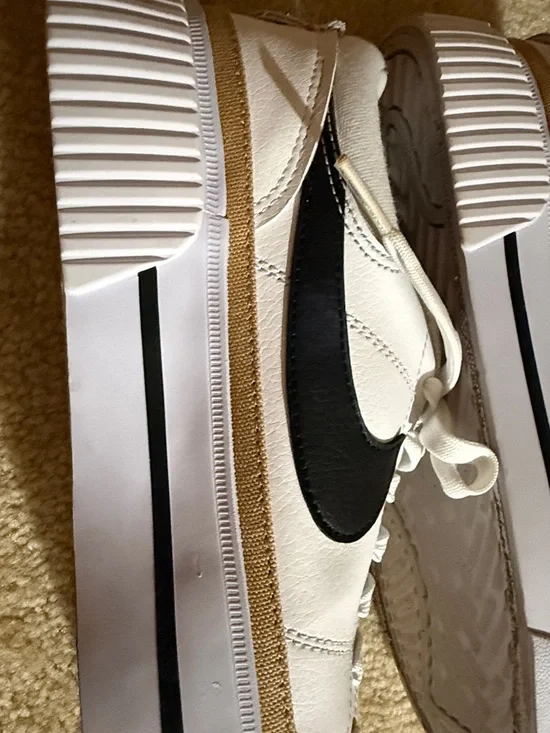 WOMEN'S NIKE COURT LEGACY LIFT PLATFORM SNEAKERS size 9 - Picture 7 of 16